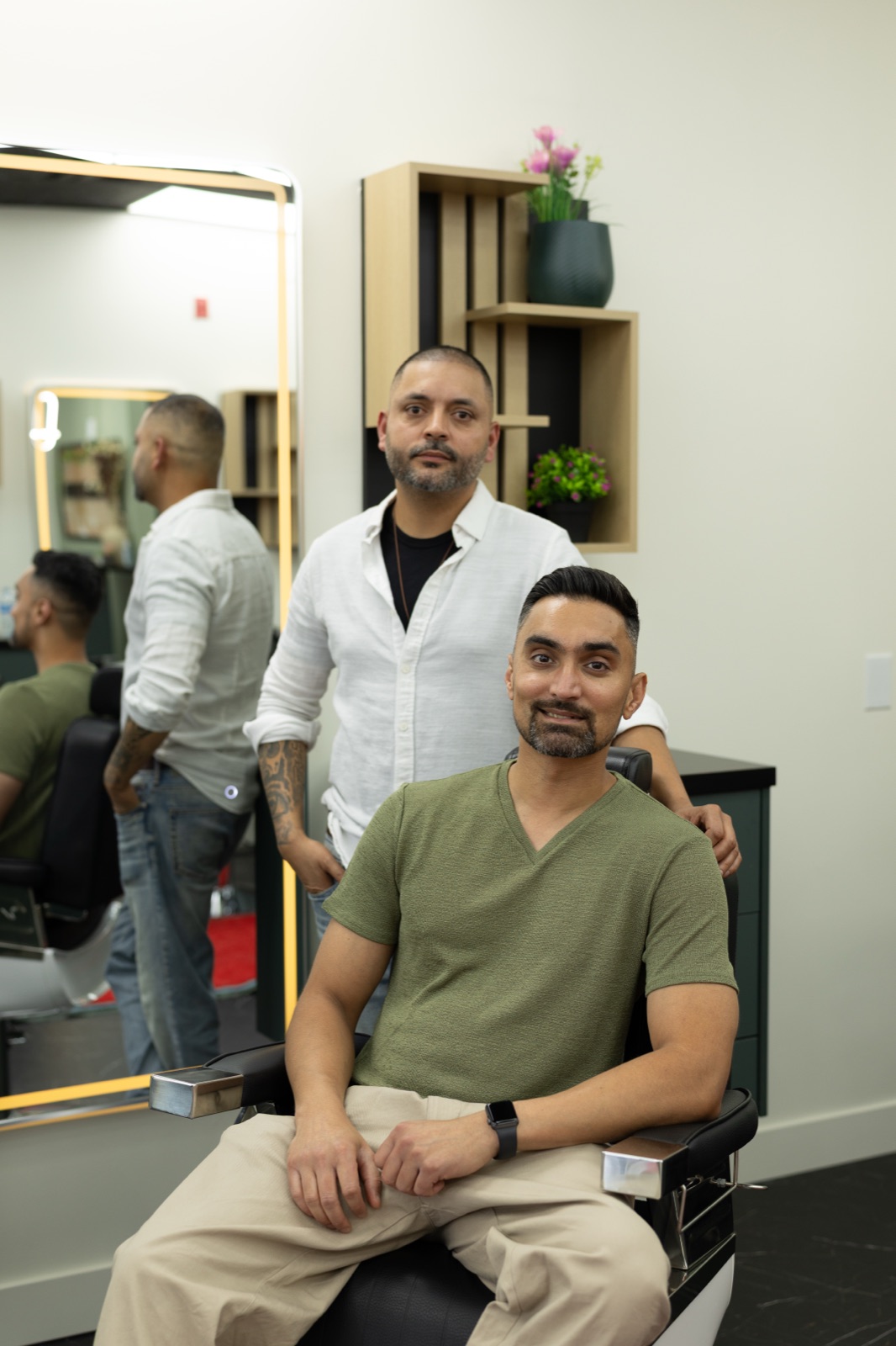 Mani cutting a client's hair at Ezz Cutz